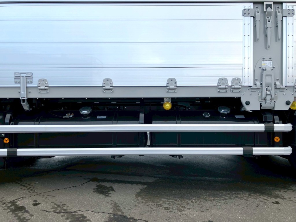 燃料タンクは300L+300Lです。|いすゞ ギガ 2PG-CYJ77Dの写真13