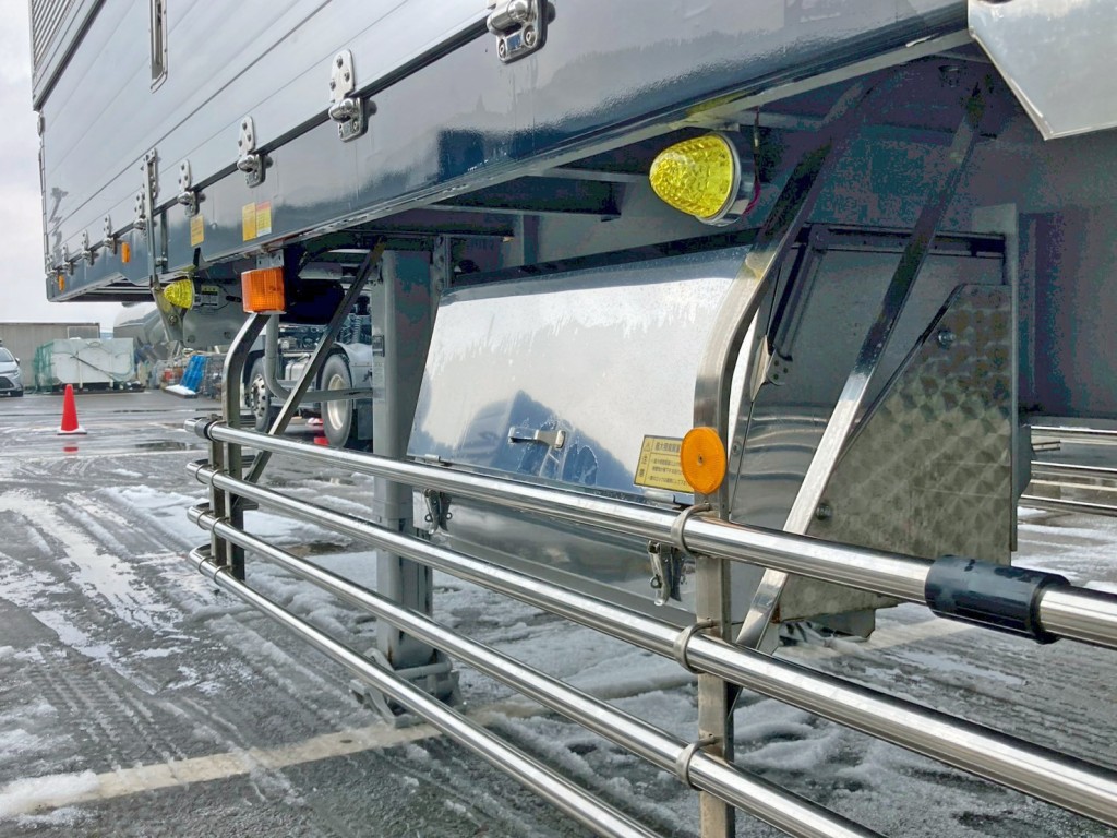 助手席側にステンレス製の工具箱が付いています。|フルハーフ  DFPTE241J改の写真18