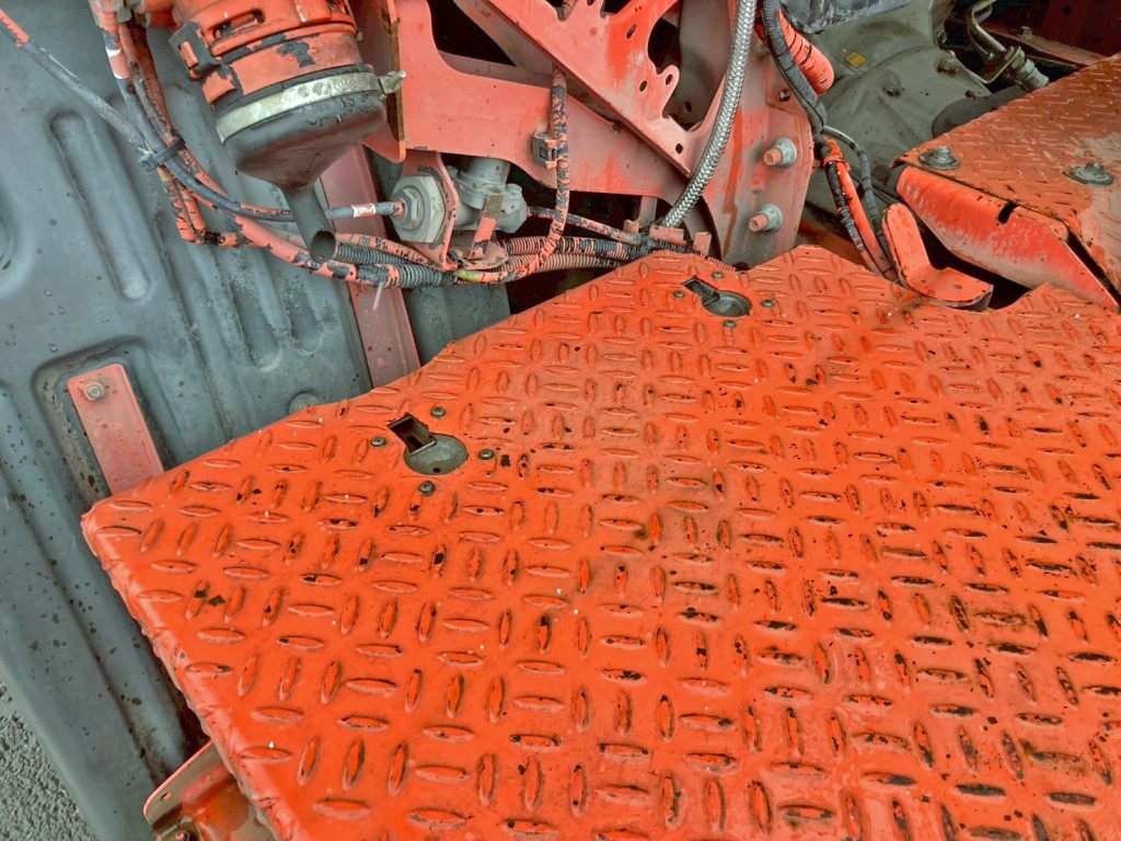 踊り場前方助手席側のバッテリーフタロックが欠品しています。|日野 プロフィア QPG-SH1EDDGの写真11