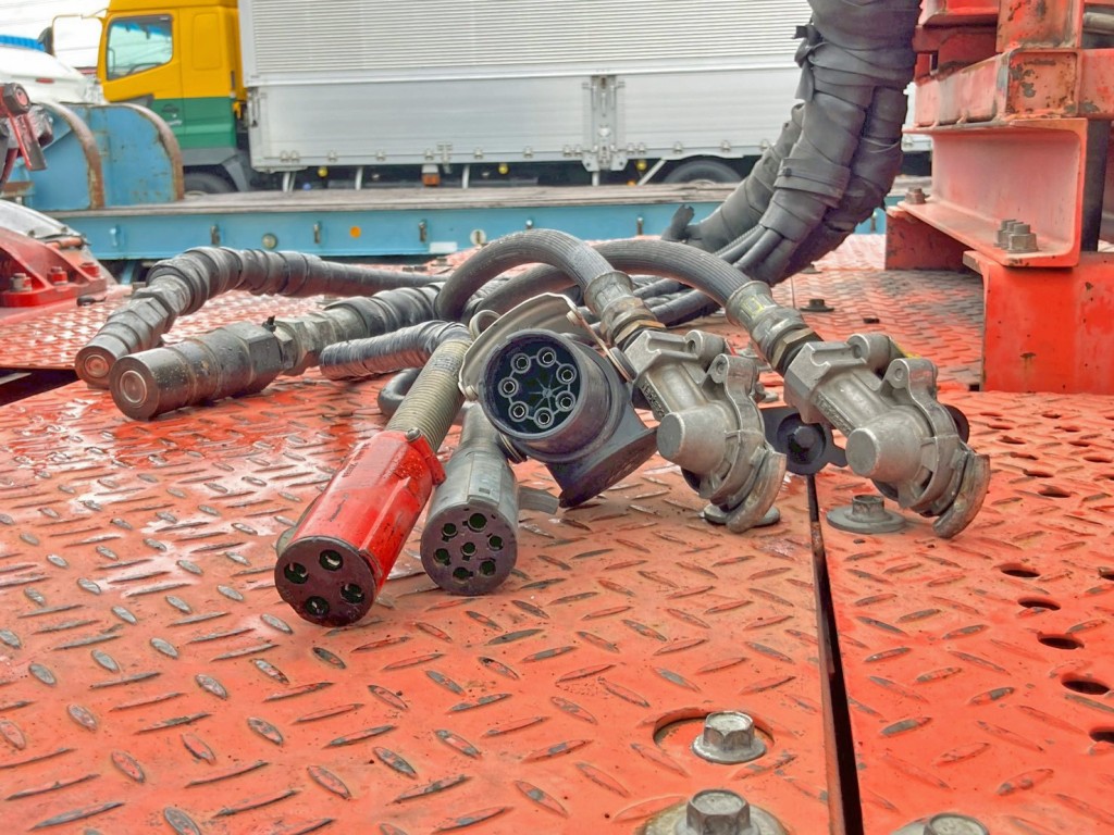 接続コネクター類です。|日野 プロフィア QPG-SH1EDDGの写真12