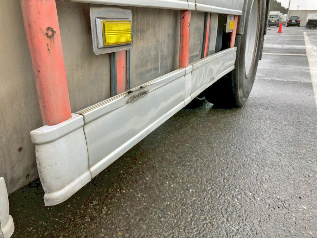 助手席側サイドバンパーに割れ・曲がりがあります。|日野 プロフィア QPG-SH1EDDGの写真21