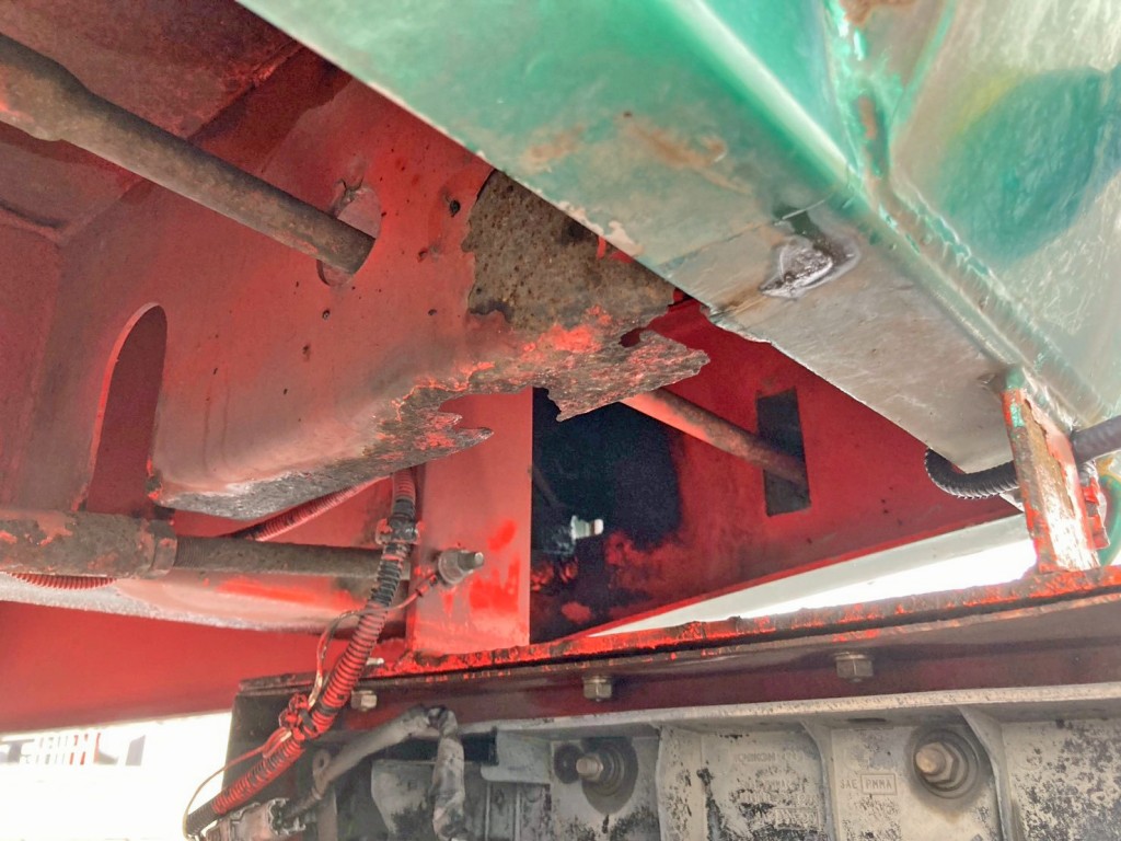 助手席側後方横ネタに腐食・割れがあります。|東急 TF36H2C3の写真8