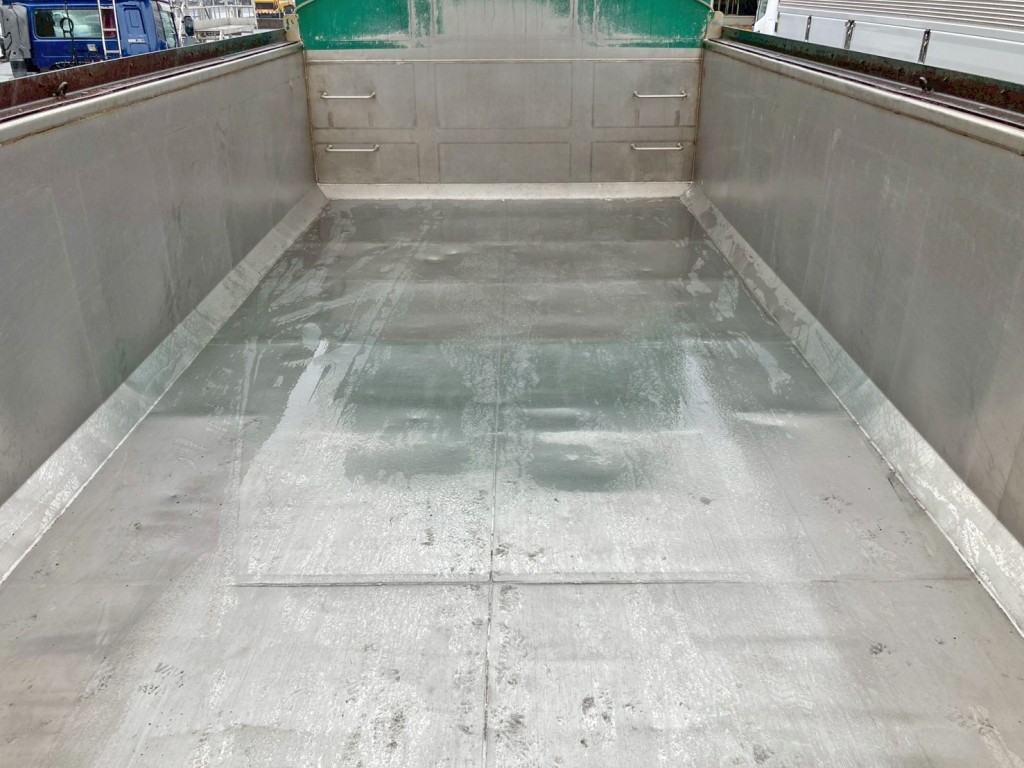 床板前方の所々にヘコミがあります。|東急 TF36H2C3の写真15