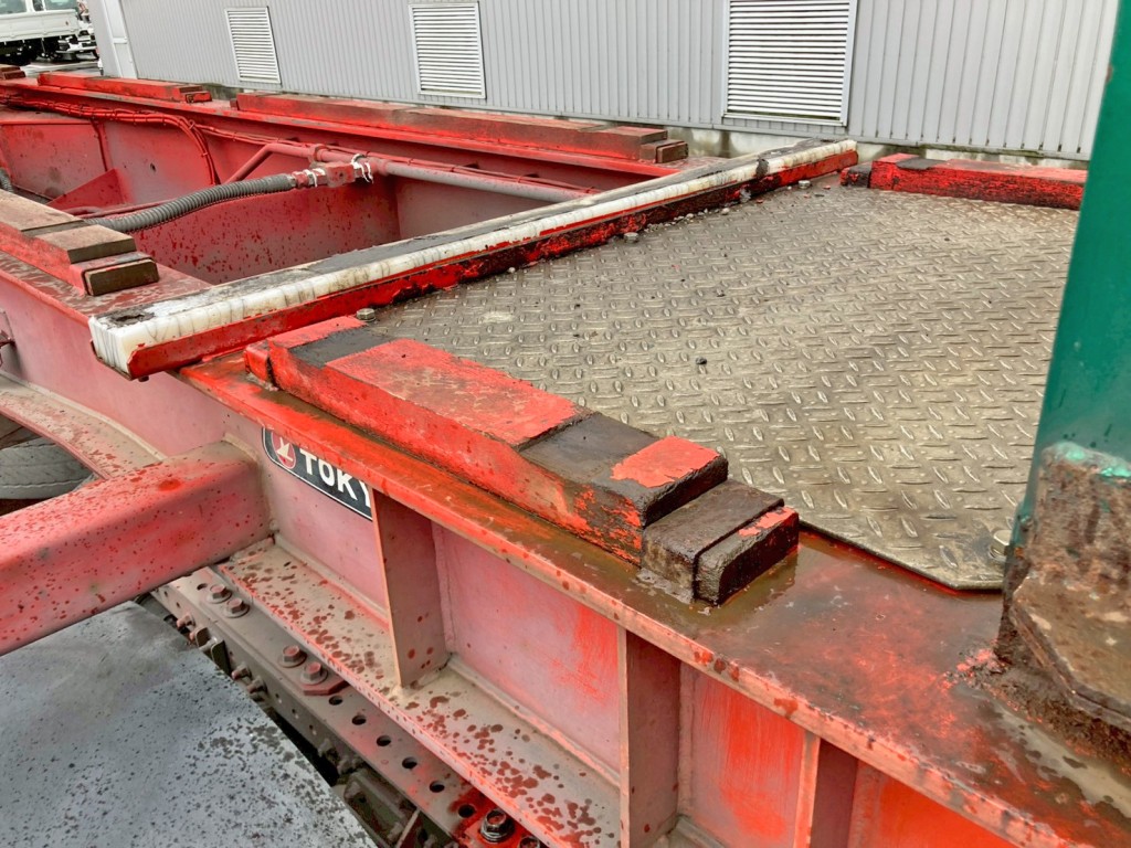 各受け木食い込み跡があります。(運転席側前方) 他、前側樹脂製受け木に割れがあります。|東急  TF36H2C3の写真22