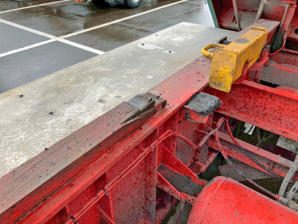 運転席側後方の受け木に割れがあります。|東急  TF36H2C3の写真26