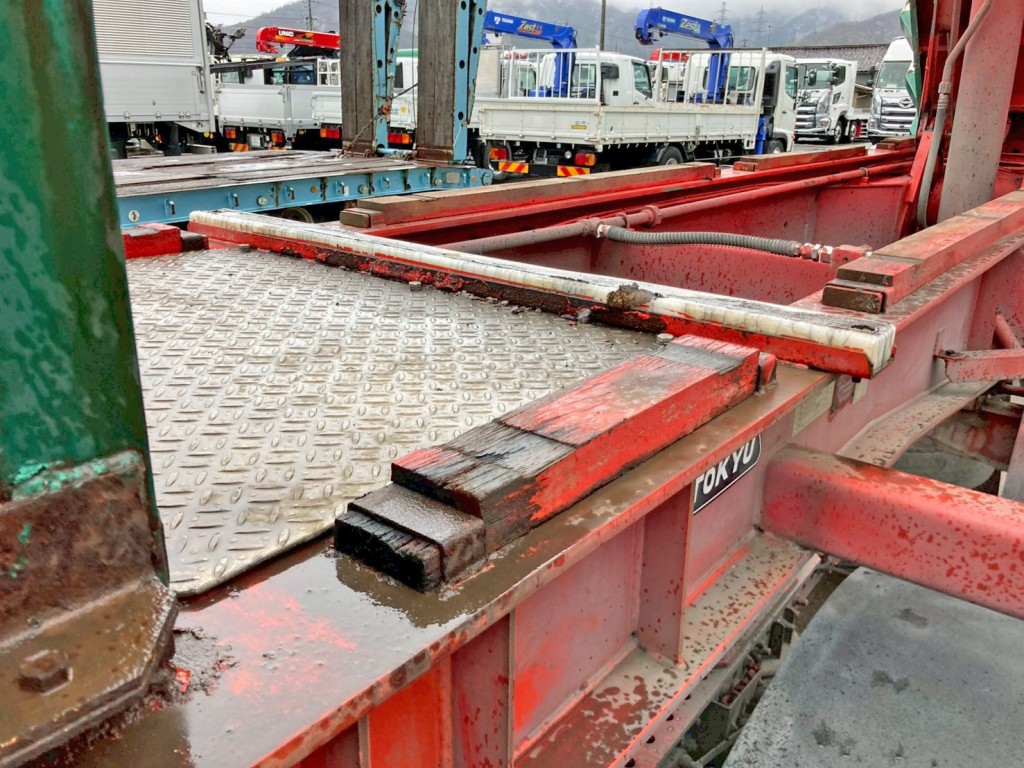 各受け木食い込み跡があります。(助手席側前方) 他、前側樹脂製受け木に割れがあります。|東急  TF36H2C3の写真27