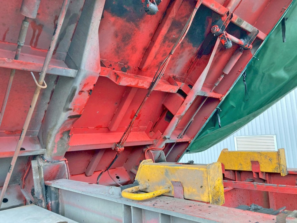 運転席側縦ネタ後方に曲がりがあります。|東急 TF36H2C3の写真31