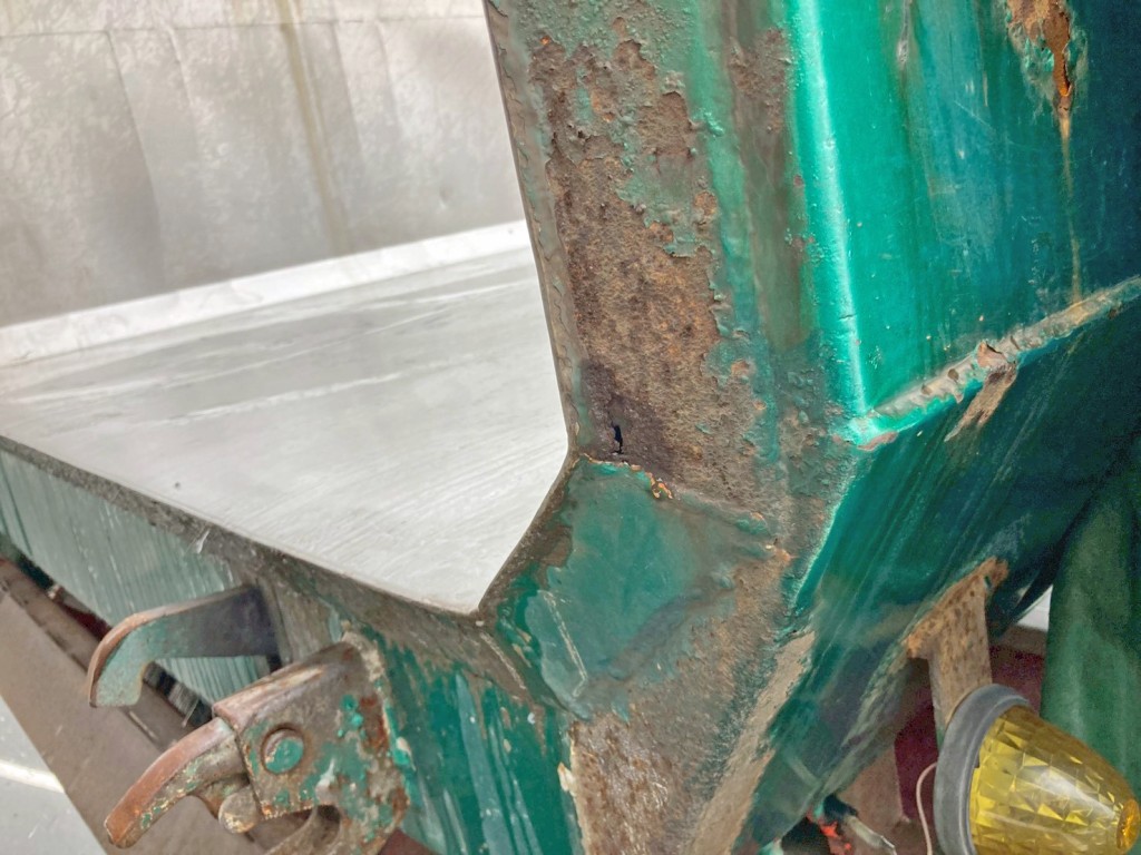 リヤゲート運転席側に小さな腐食・穴あきがあります。|東急  TF36H2C3の写真32