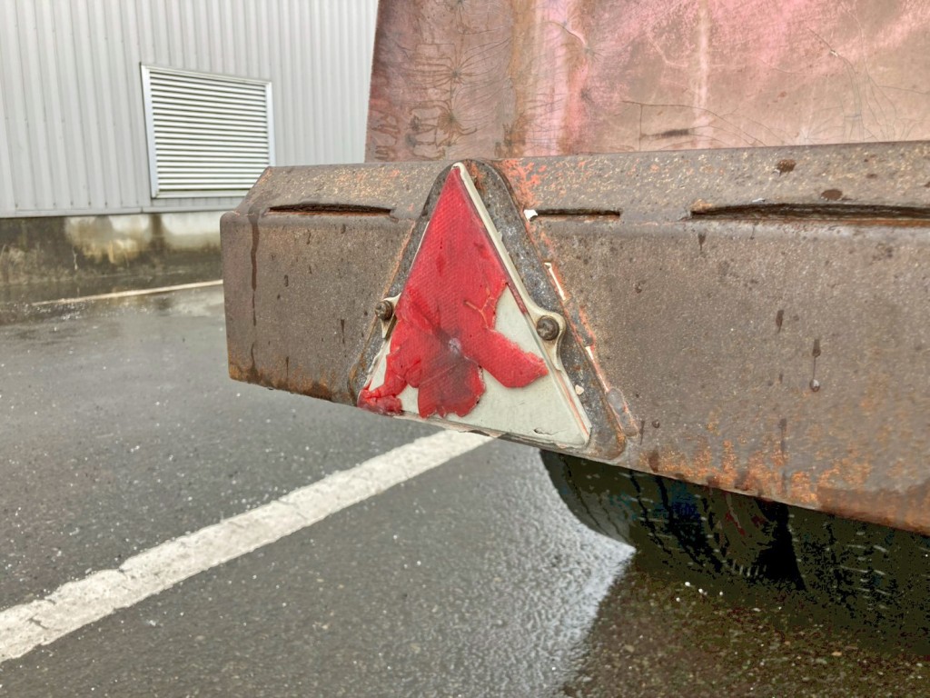 リヤバンパー助手席側の三角板に割れがあります。|東急  TF36H2C3の写真35