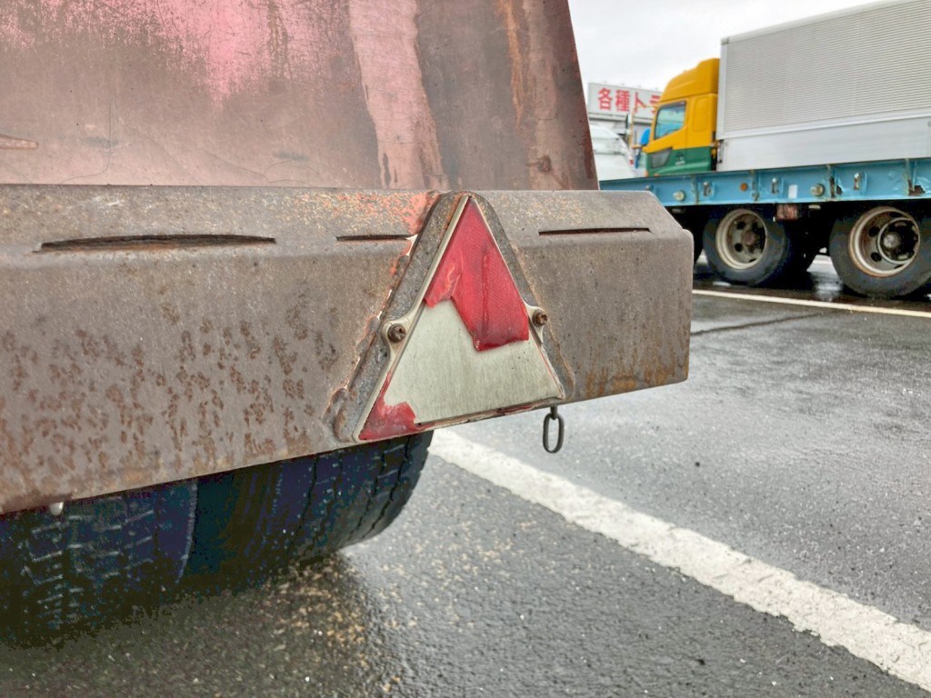 リヤバンパー運転席側の三角板に割れがあります。|東急  TF36H2C3の写真36