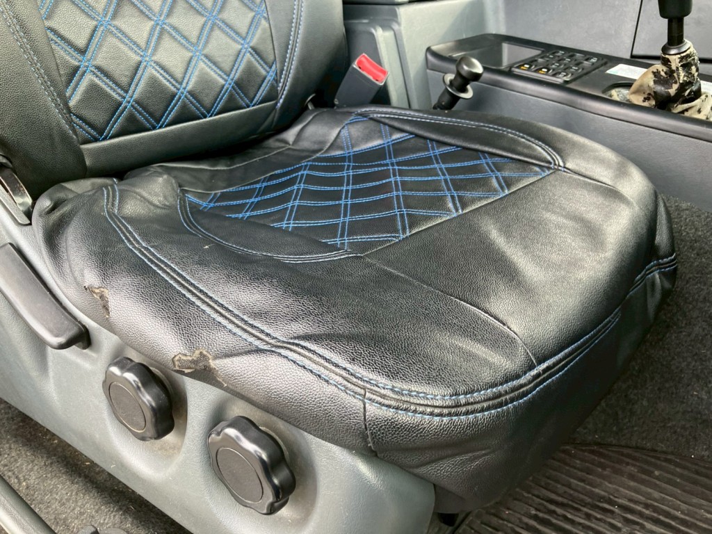 シートカバーにヘタリ・破れがあります。|三菱 スーパーグレート QPG-FS60VZの写真8