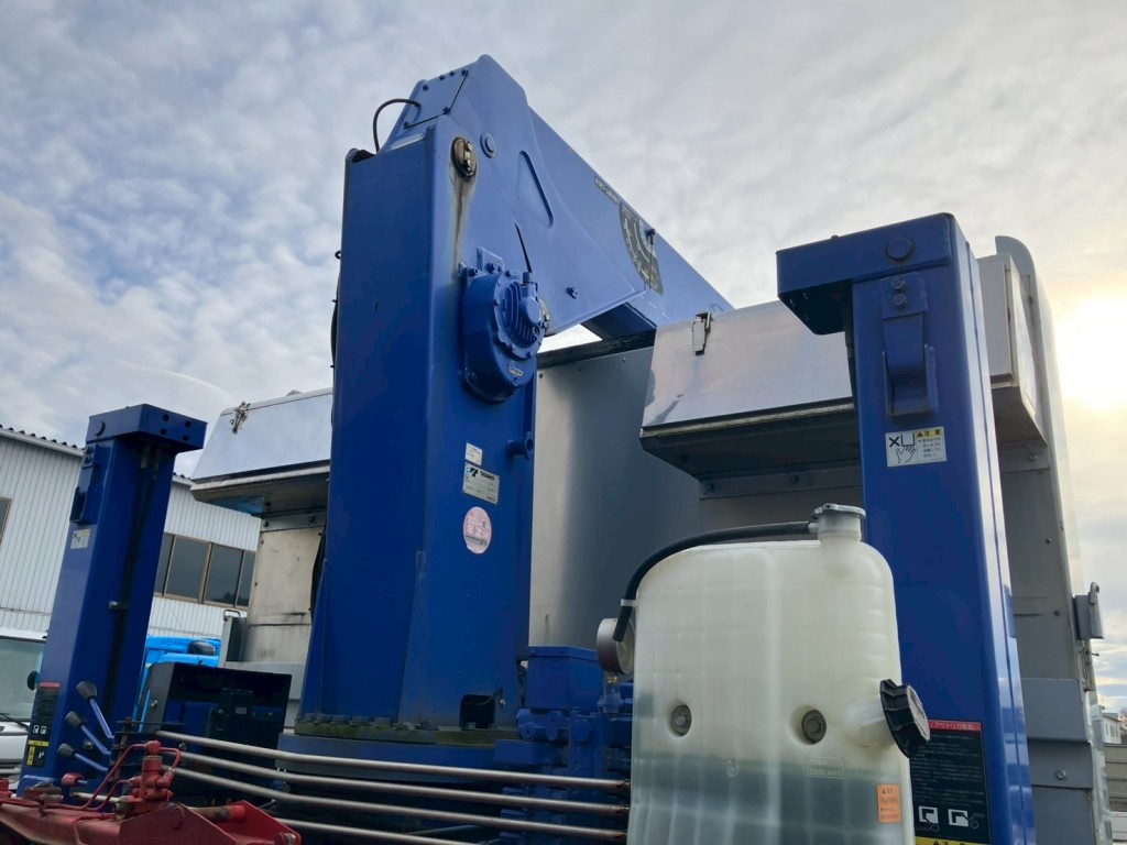 プロテクター左右に工具箱があります。|三菱 スーパーグレート QPG-FS60VZの写真21