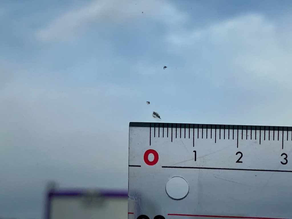 フロントガラスに飛び石があります。|三菱 スーパーグレート QPG-FS60VZの写真22