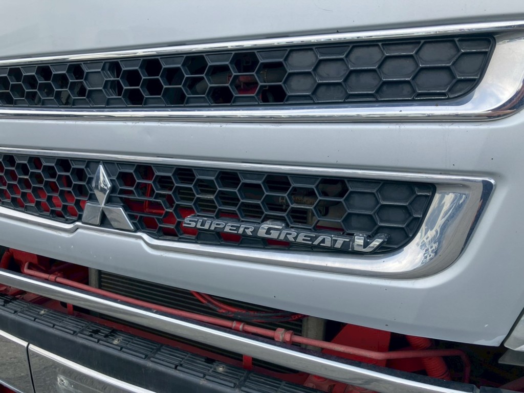 フロントパネルにキズ・サビ・ヘコミがあります。|三菱 スーパーグレート QPG-FS60VZの写真24