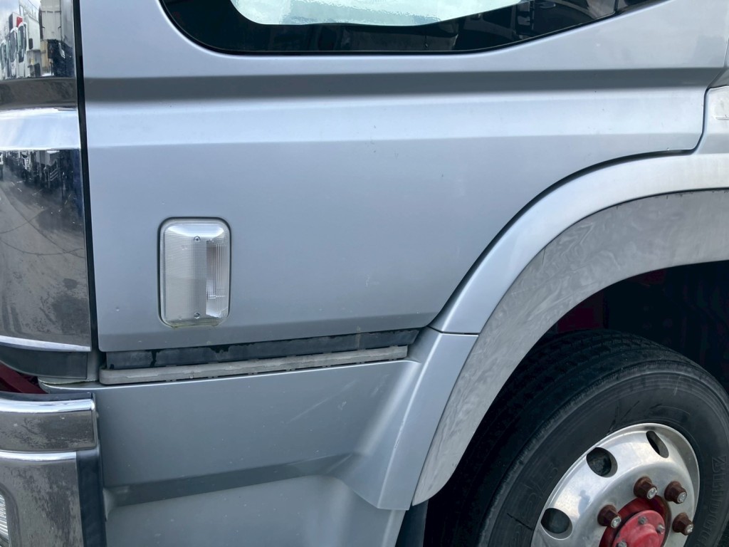 助手席側ドアにキズがあります。|三菱 スーパーグレート QPG-FS60VZの写真27