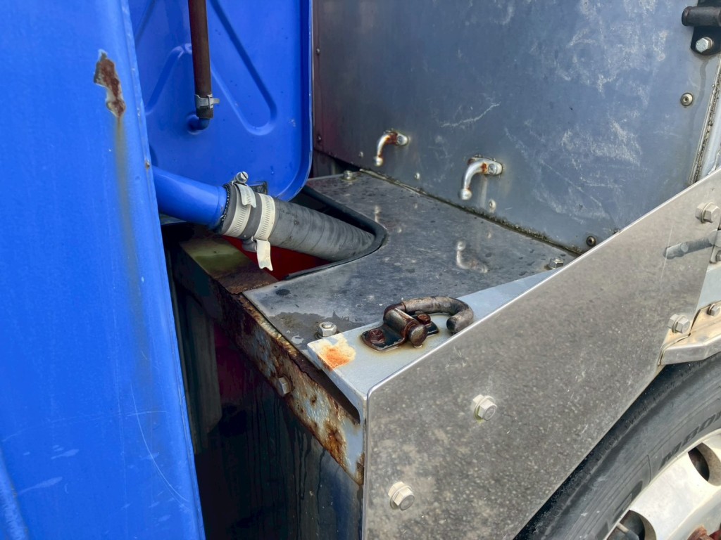 助手席側フロントフェンダーステーにサビ・腐食があります。|三菱 スーパーグレート QPG-FS60VZの写真30