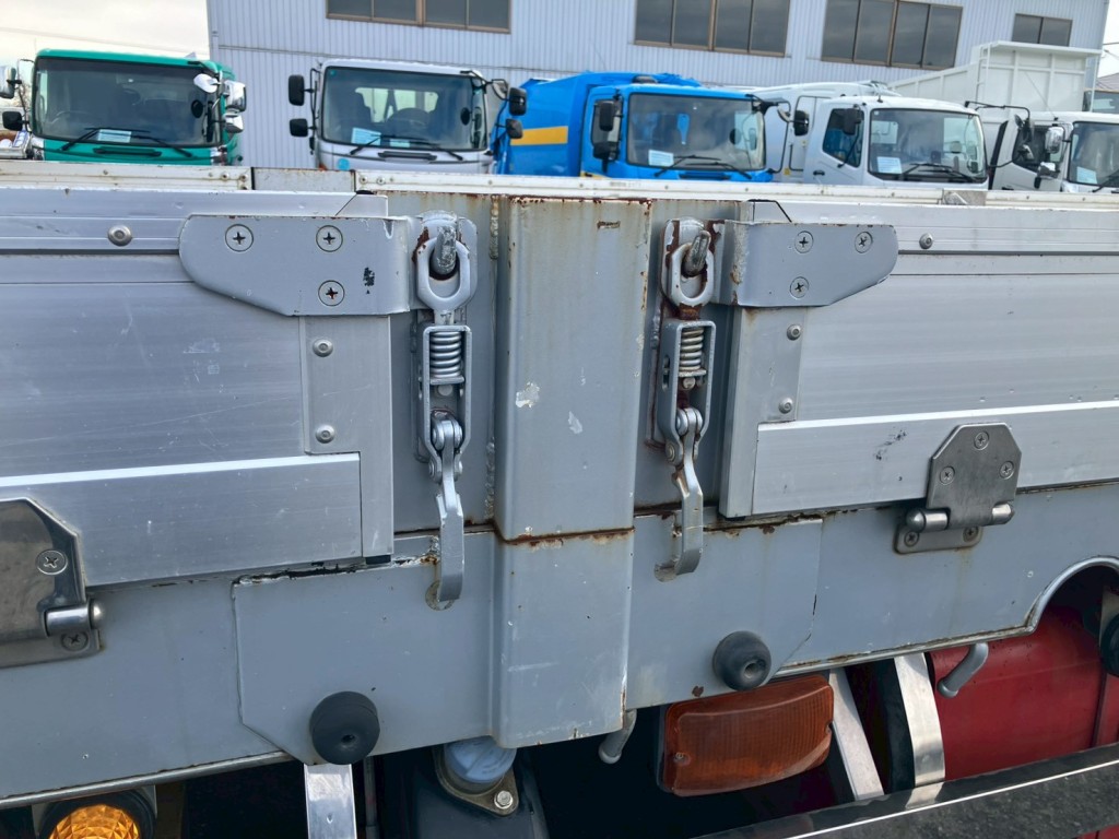 助手席側中柱にサビがあります。|三菱 スーパーグレート QPG-FS60VZの写真33