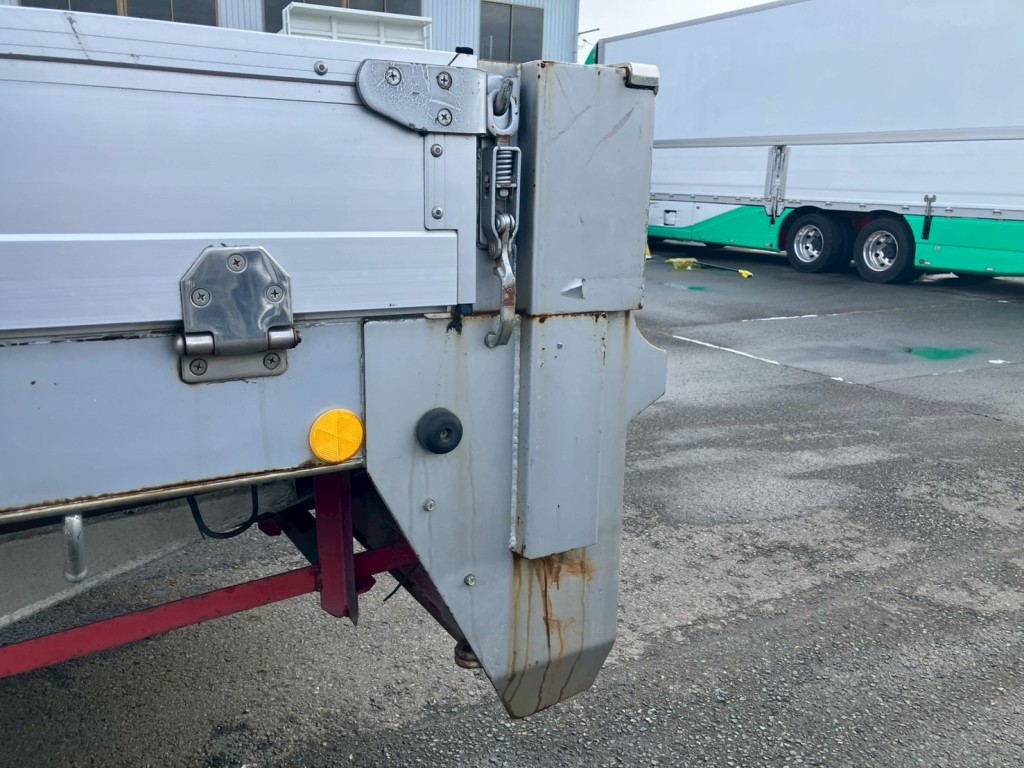 助手席側後方柱にサビがあります。|三菱 スーパーグレート QPG-FS60VZの写真34