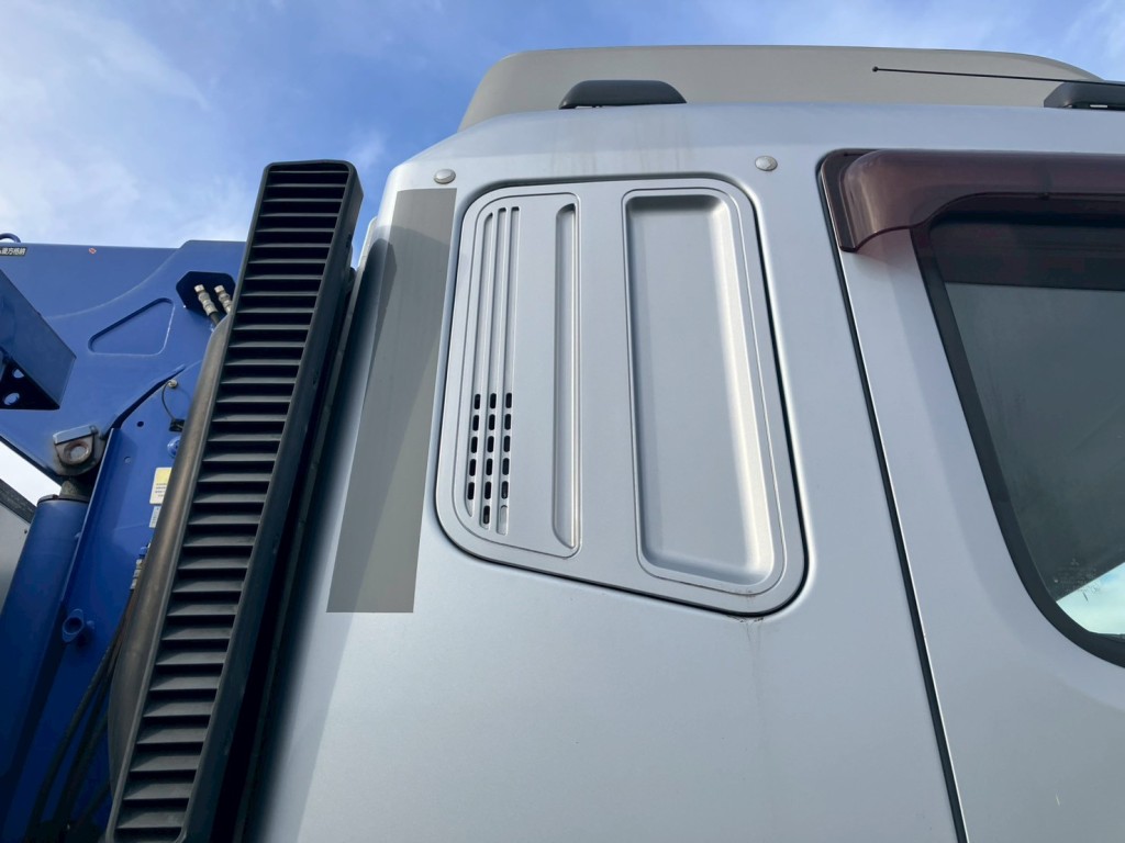 運転席側クォーターパネルに看板消し塗装があります。|三菱 スーパーグレート QPG-FS60VZの写真38