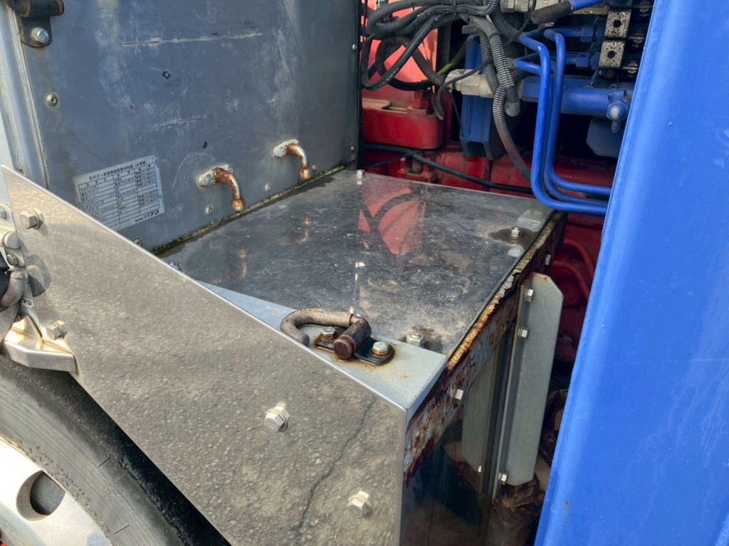 運転席側フロントフェンダーステーにサビ・腐食があります。|三菱 スーパーグレート QPG-FS60VZの写真39