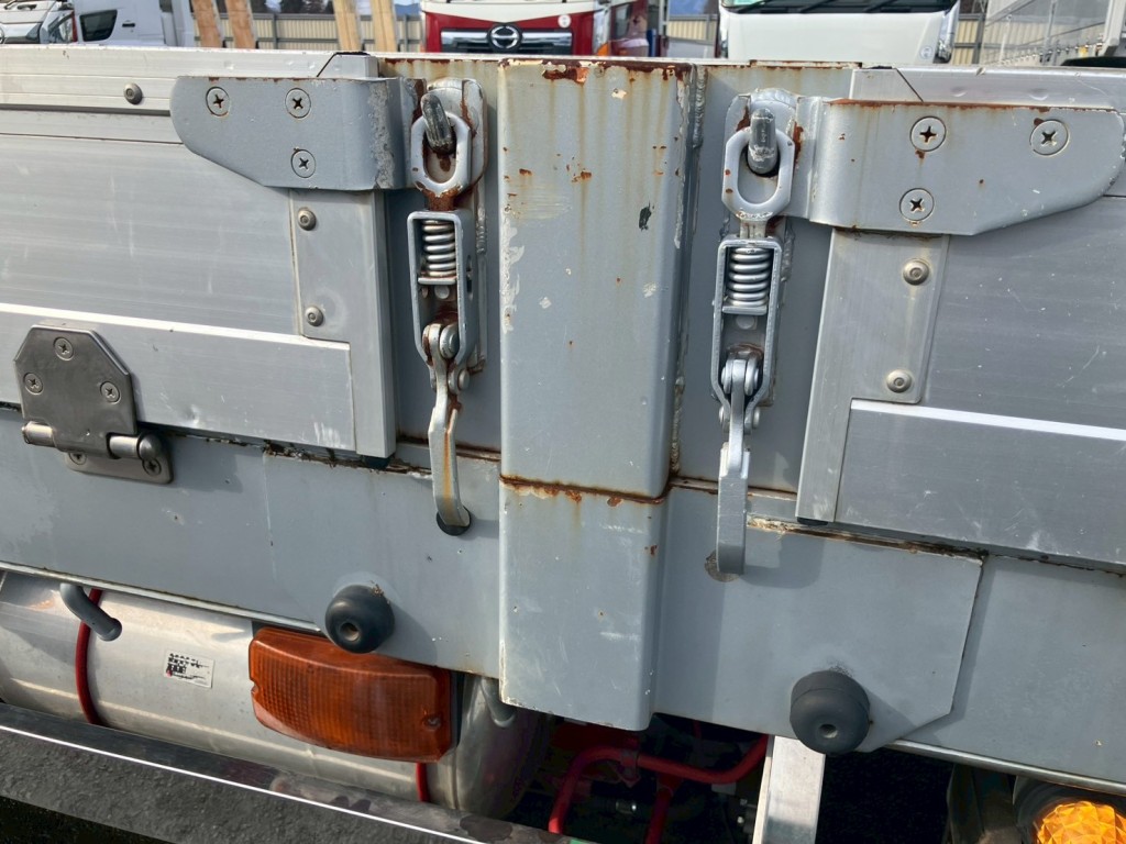 運転席側中柱にサビがあります。|三菱 スーパーグレート QPG-FS60VZの写真42