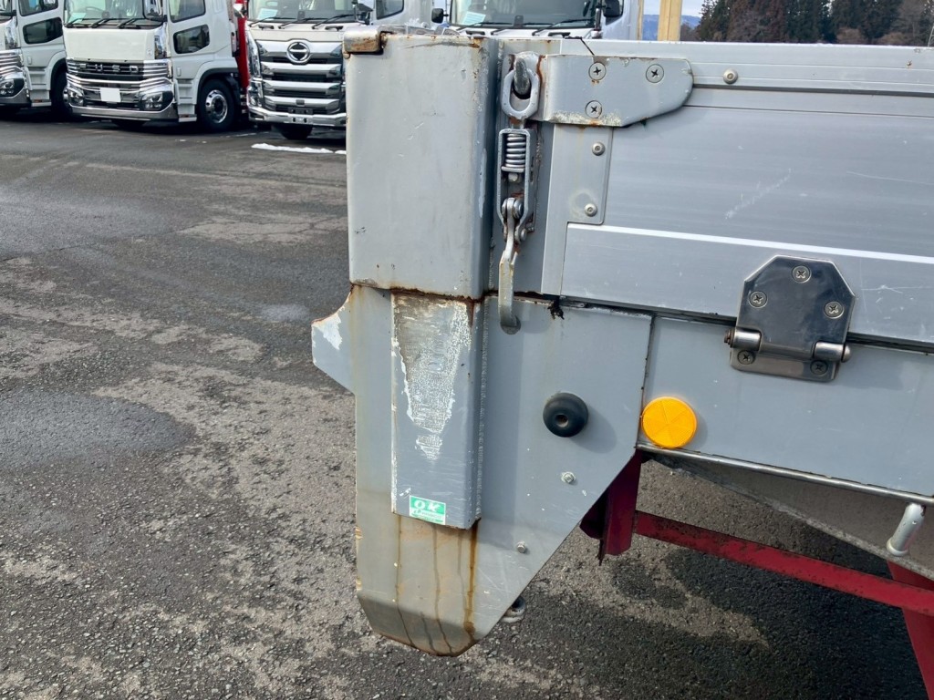 運転席側後方柱にサビがあります。|三菱 スーパーグレート QPG-FS60VZの写真43