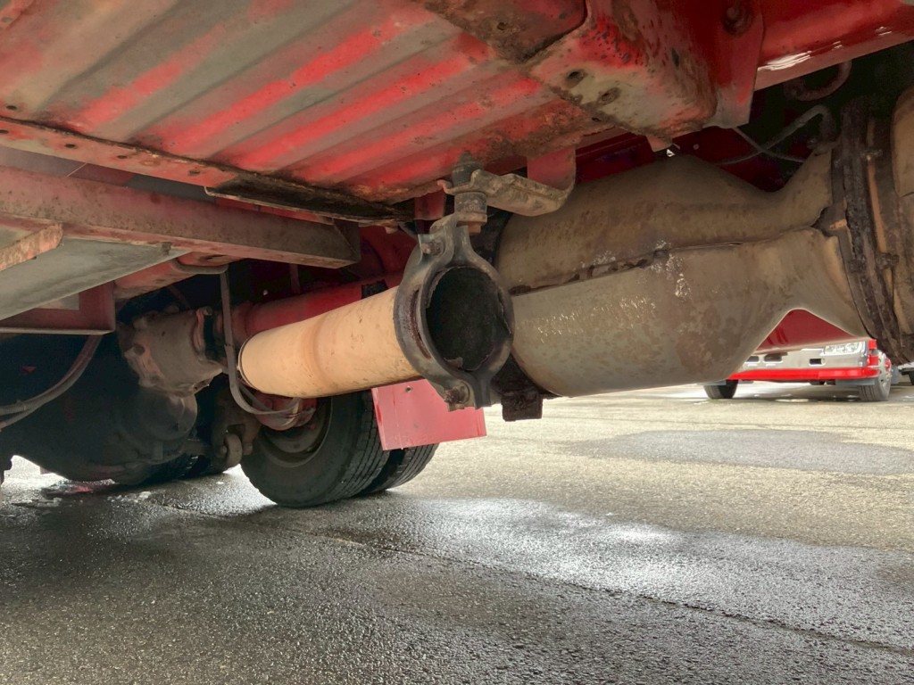 マフラーエンドパイプに腐食・割れ・ガタがあります。|三菱 スーパーグレート QPG-FS60VZの写真47