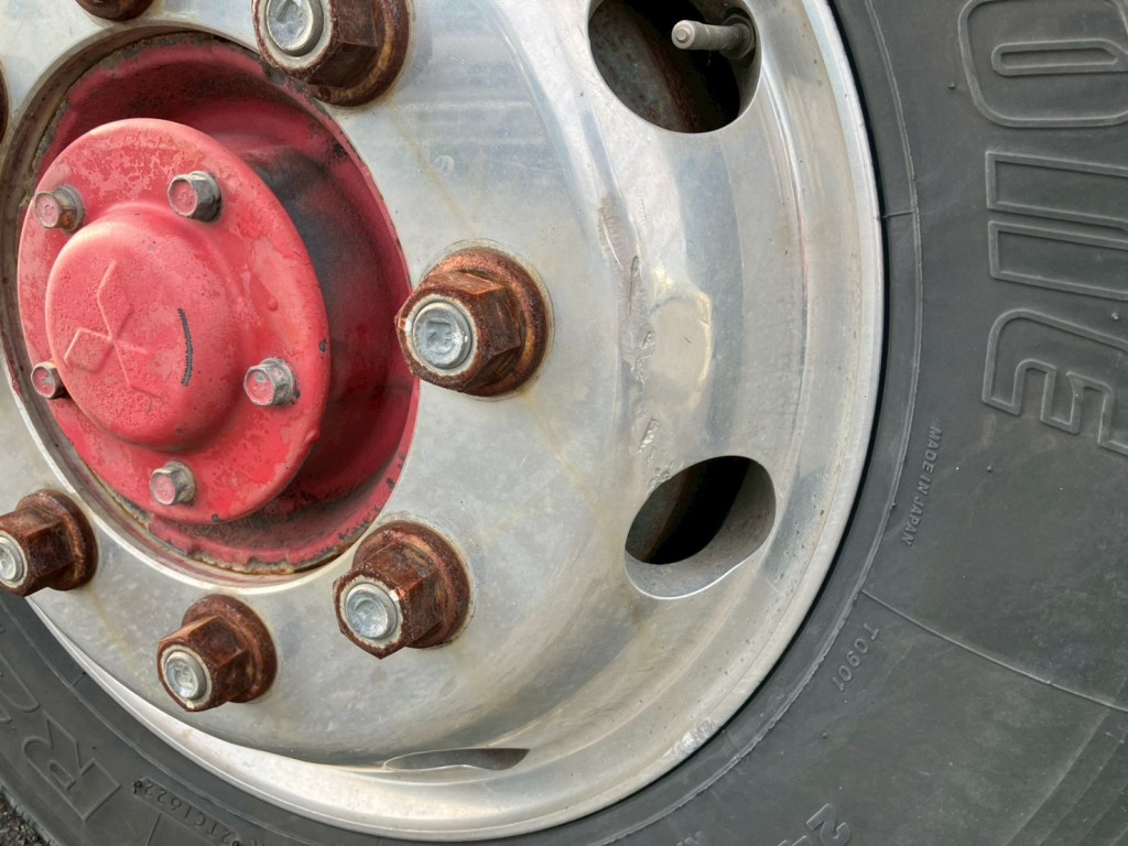 右前ホイルにキズがあります。|三菱 スーパーグレート QPG-FS60VZの写真48