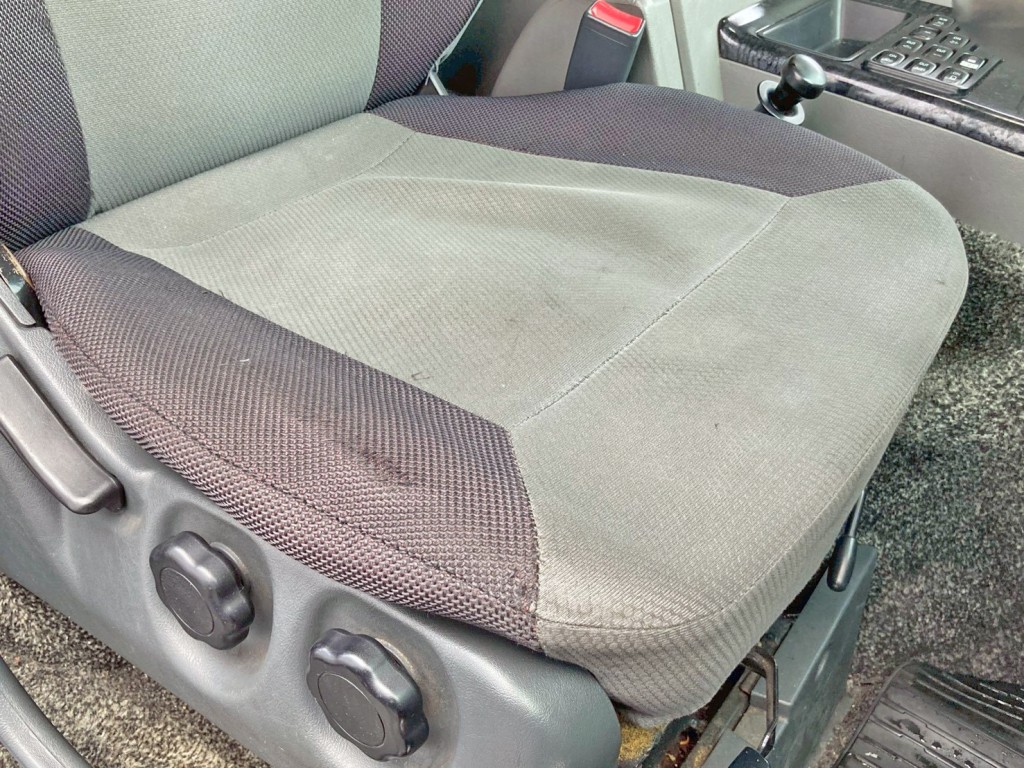 運転席座面にヘタリがあります。|三菱 スーパーグレート QPG-FS64VZの写真8