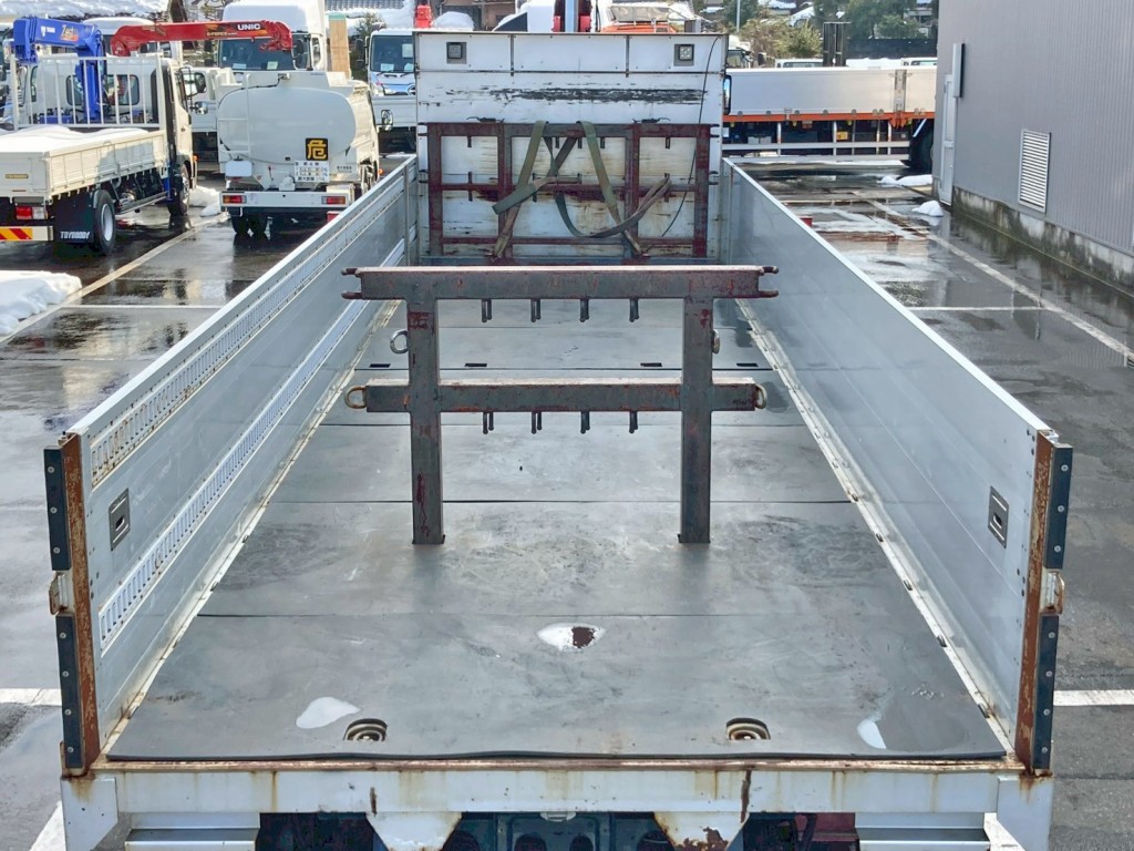 床はゴム板が敷き詰められています。|三菱 スーパーグレート QPG-FS64VZの写真10