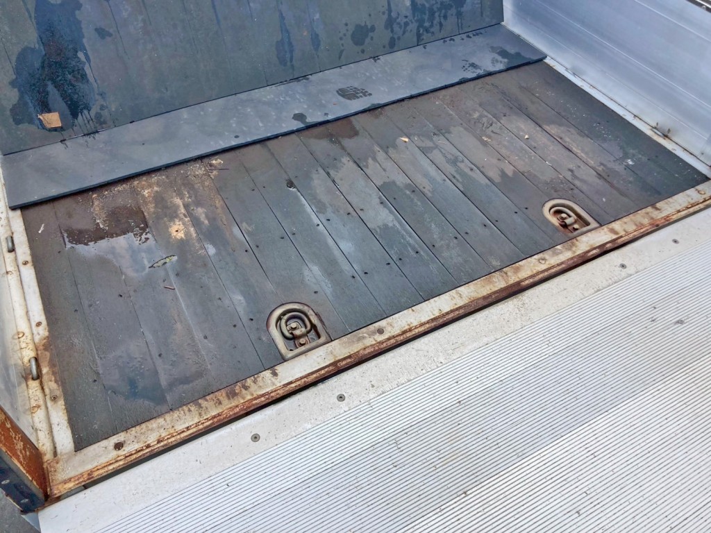 床は板張りです。(床全体にゴム板が設置されています)|三菱 スーパーグレート QPG-FS64VZの写真13