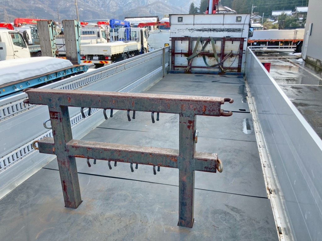 ボディー前後にスタンションが付いています。|三菱 スーパーグレート QPG-FS64VZの写真14