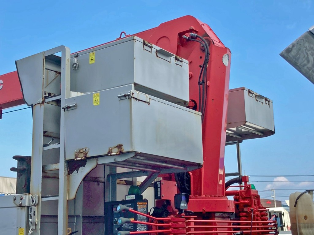 プロテクター前方左右に工具箱が付いています。|三菱 スーパーグレート QPG-FS64VZの写真17