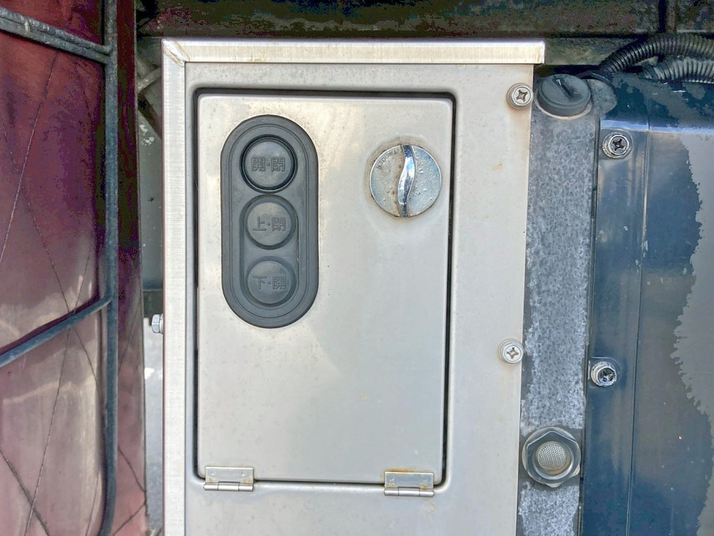 ゲートの昇降スイッチです。(オートターン機能付きです)|三菱 スーパーグレート QPG-FS64VZの写真19