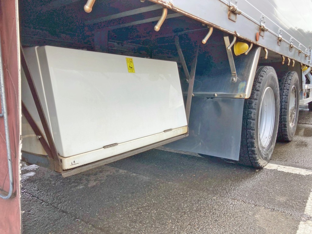 ボディー運転席側後方に工具箱が付いています。|三菱 スーパーグレート QPG-FS64VZの写真25