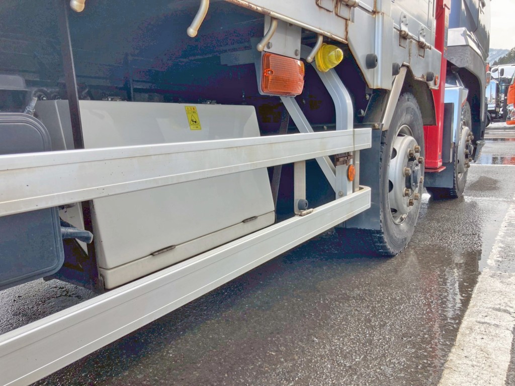 ボディー運転席側前方に工具箱が付いています。|三菱 スーパーグレート QPG-FS64VZの写真26