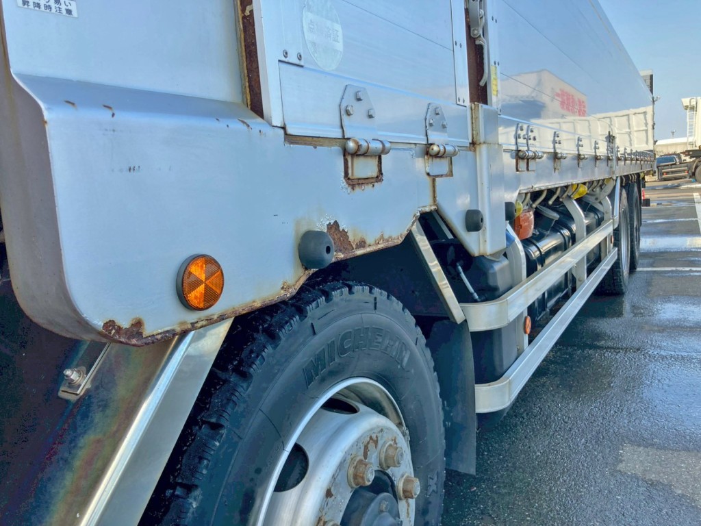 助手席側サイドレール前方にサビがあります。|三菱 スーパーグレート QPG-FS64VZの写真27