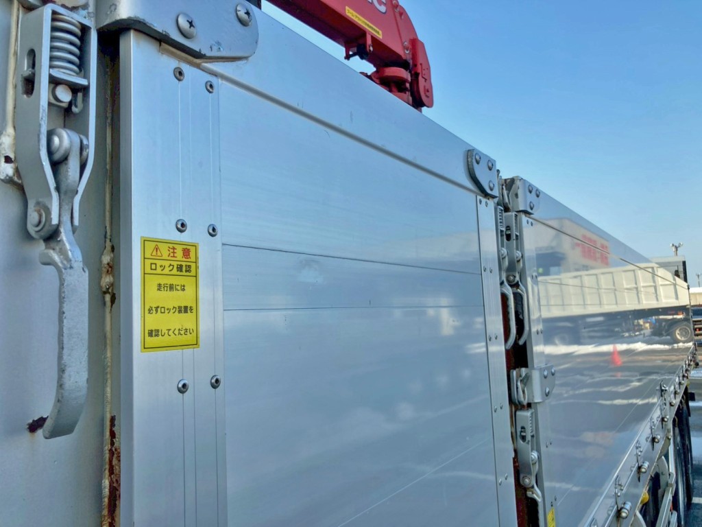 助手席側アオリ前方にヘコミがあります。|三菱 スーパーグレート QPG-FS64VZの写真28