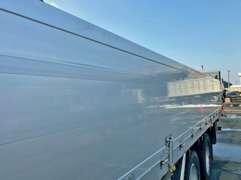 助手席側アオリ中央上部に引きキズがあります。|三菱 スーパーグレート QPG-FS64VZの写真29