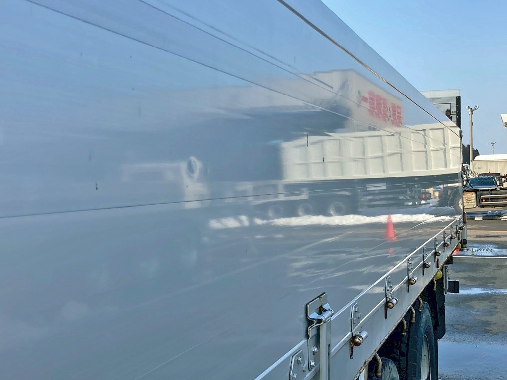 助手席側アオリ中央部にヘコミがあります。|三菱 スーパーグレート QPG-FS64VZの写真30