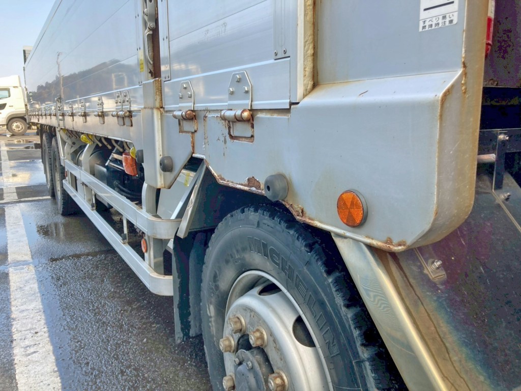 運転席側サイドレール前方にサビがあります。|三菱 スーパーグレート QPG-FS64VZの写真31