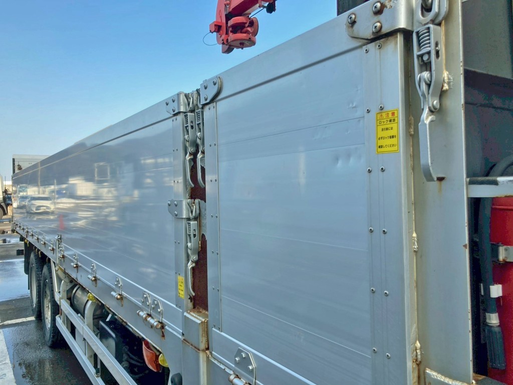 運転席側アオリ前方にヘコミがあります。|三菱 スーパーグレート QPG-FS64VZの写真32