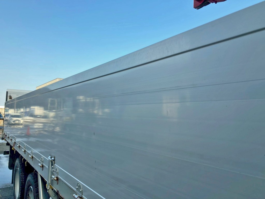 運転席側アオリ中央上部に引きキズがあります。|三菱 スーパーグレート QPG-FS64VZの写真33