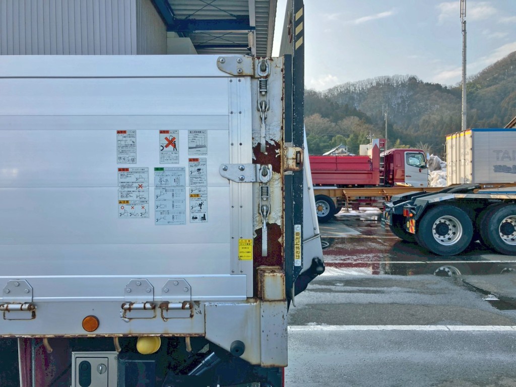 助手席側リヤ柱にサビがあります。|三菱 スーパーグレート QPG-FS64VZの写真35