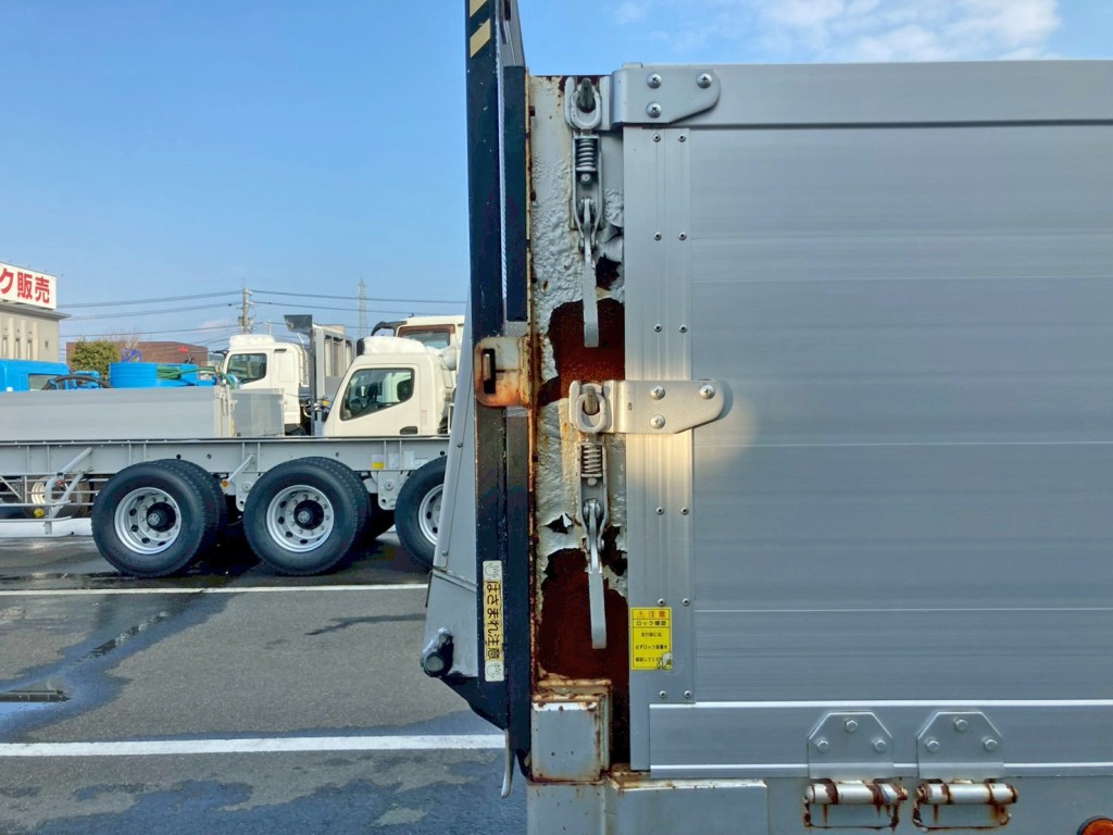 運転席側リヤ柱にサビがあります。|三菱 スーパーグレート QPG-FS64VZの写真36