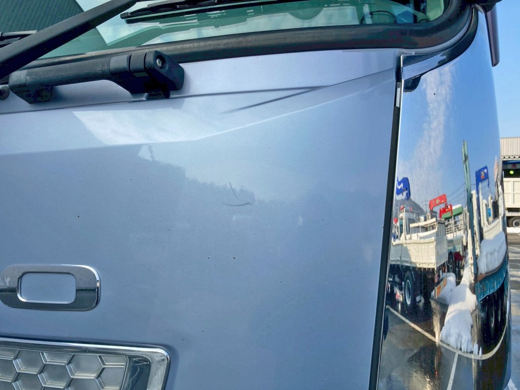 フロントパネルの助手席側にキズがあります。|三菱 スーパーグレート QPG-FS64VZの写真37