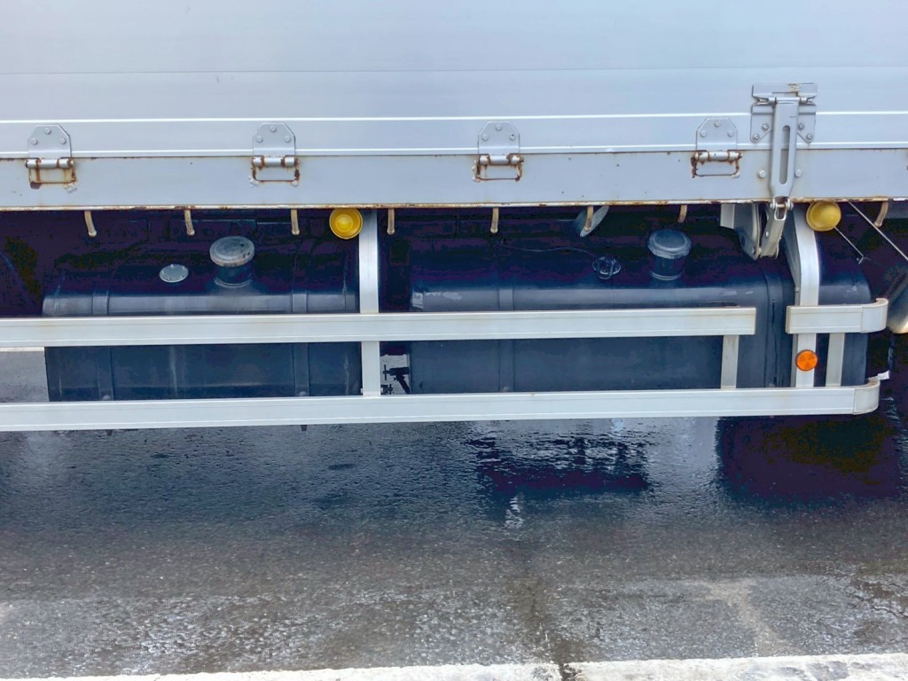 燃料タンクは200Lと300Lが付いています。|三菱 スーパーグレート QPG-FS64VZの写真40