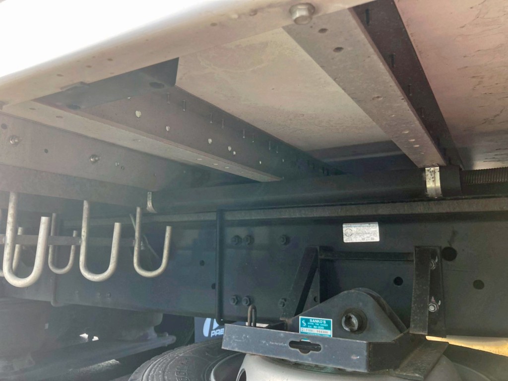 シャーシとネタの状態です。(縦ネタは鉄製・横ネタはアルミ製です)|三菱 スーパーグレート 2KG-FS74HZの写真6