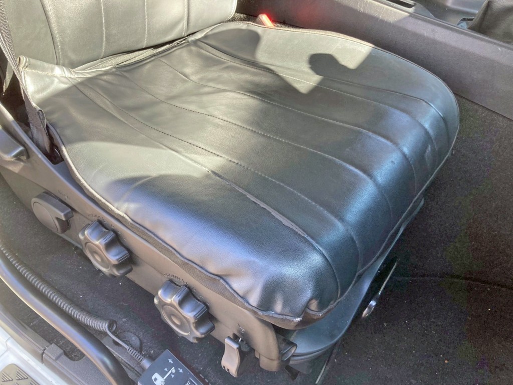 運転席座面にスレがあります。|三菱 スーパーグレート 2KG-FS74HZの写真8