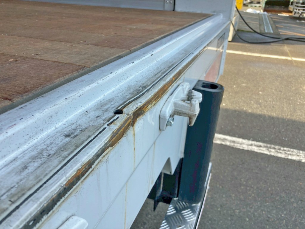 リヤレール中央に少々ヘコミがあります。|三菱 スーパーグレート 2KG-FS74HZの写真13